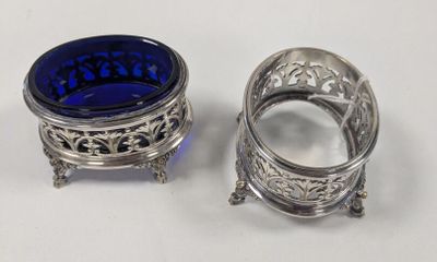 une paire de porte-bagues en verre argenté et bleu posés sur un fond blanc