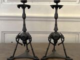 deux bougies posées sur une table