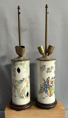 paire de lampes en porcelaine chinoise posées sur un socle en bois orné de caractères asiatiques