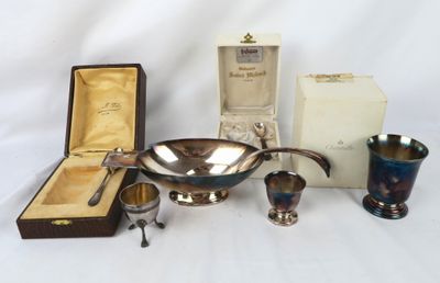 un grand nombre d'objets posés sur une table