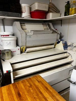 une machine posée sur le comptoir d'une cuisine