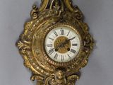 une horloge dorée accrochée au mur