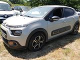 une voiture argentée garée dans l'herbe