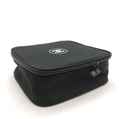 CHANEL BEAUTE. Petit vanity zippé en coton noir, miroir sur …