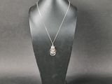 un collier en argent avec un pendentif en forme de crâne sur un mannequin noir
