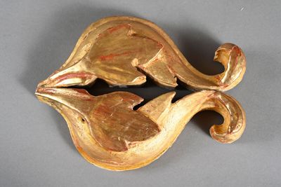 a gold brooch with two birds on it
