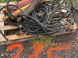 un tas de câbles posé sur une palette près d'un arbre