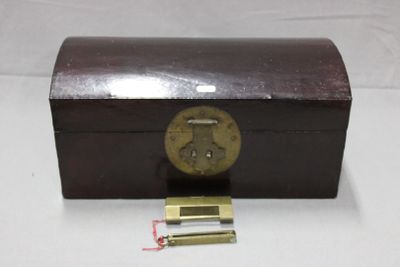 une petite boîte en bois munie d'une serrure sur le dessus