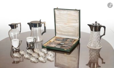 une table avec de l'argenterie et des couverts sur celle-ci