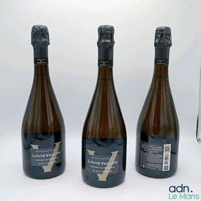 trois bouteilles de vin posées l'une à côté de l'autre sur une table