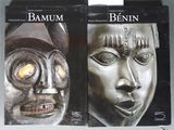 deux livres posés sur une table