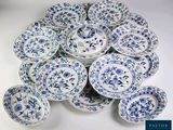 de nombreuses assiettes bleues et blanches sur une table blanche