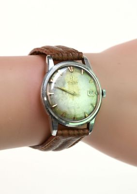 le poignet d'une femme sur lequel est posée une montre