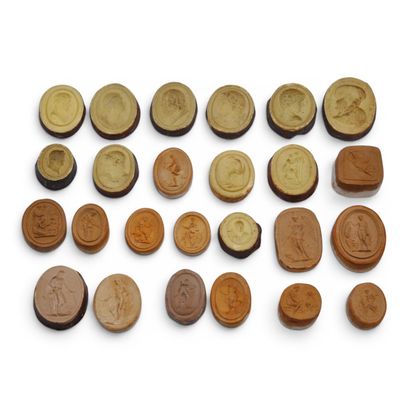 un grand nombre de pièces qui se trouvent sur une surface blanche