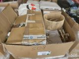un carton rempli de boîtes contenant de la nourriture et d'autres articles