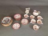 de nombreux types différents d'assiettes et de tasses en porcelaine sur la table