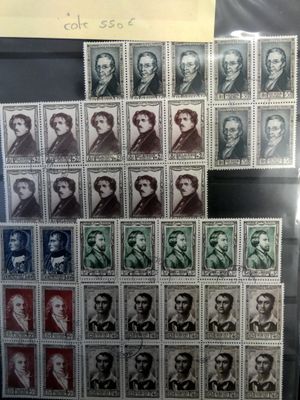 une image représentant une collection de timbres sur lesquels figurent des portraits