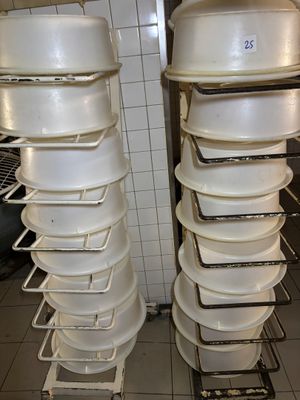 beaucoup de vaisselle empilée sur un égouttoir dans la cuisine