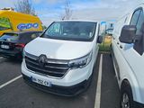 deux camionnettes garées l'une à côté de l'autre dans un parking