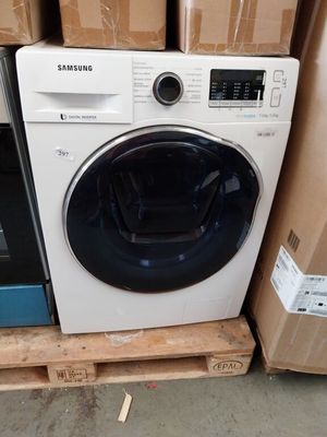 une machine à laver posée sur une palette