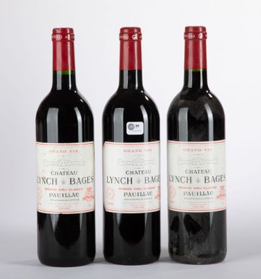 trois bouteilles de vin rouge posées côte à côte sur une table