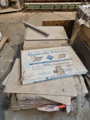 une pile de cartons posée par terre à côté d'une autre pile de cartons