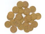 quelques pièces d'or sont éparpillées sur une surface blanche
