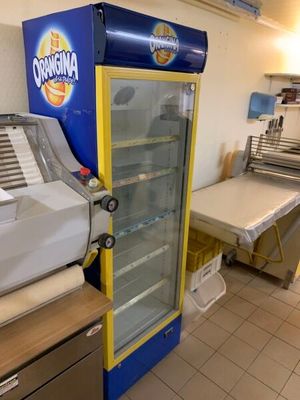 une photo d'une cuisine professionnelle équipée d'un plan de travail et d'un réfrigérateur