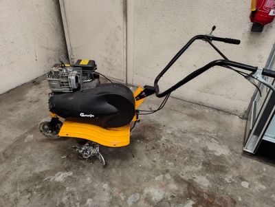 une petite machine qui se trouve dans le garage