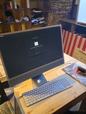 un bureau sur lequel se trouvent un ordinateur et un portable