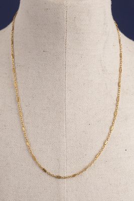 un collier à chaîne en or sur un mannequin mannequin mannequin mannequin mannequin mannequin mannequin mannequin mannequin mannequin