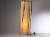 une lampe posée sur une table à côté d'un mur