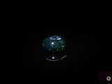 l'image d'une boule de verre dans l'obscurité