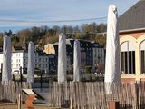 de nombreux parapluies blancs accrochés au mur d'un immeuble