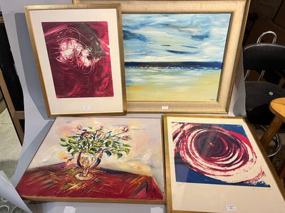 trois tableaux encadrés représentant des fleurs dans un vase posé sur une table