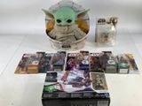 un gros plan sur une boîte de jouets Star Wars avec un Baby Yoda