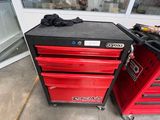 deux coffres à outils rouges et noirs posés l'un à côté de l'autre dans un garage