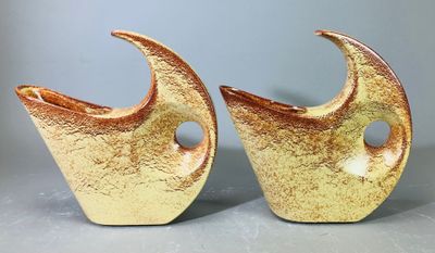 une paire de vases en céramique jaunes et marron percés de trous