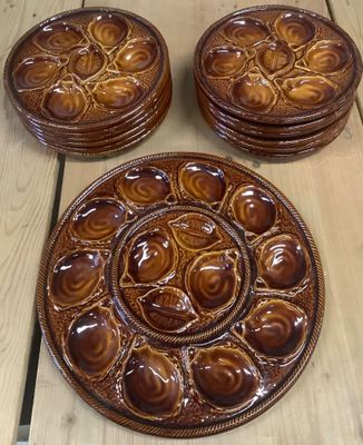 quatre assiettes marron posées sur une table en bois