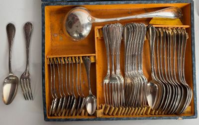 des cuillères, des fourchettes et un repose-cuillère dans une boîte en bois posée sur une surface blanche