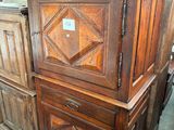 une armoire en bois qui se trouve dans un entrepôt