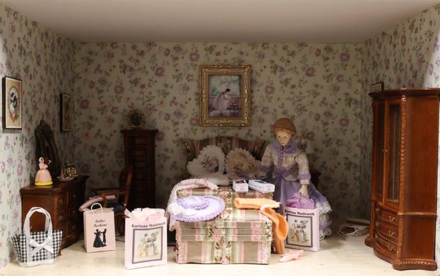 Diorama. Composition miniature, dans une vitrine en bois, vitre e...