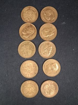 gros plan d'un paquet de pièces de monnaie sur une table