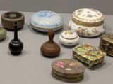 une table sur laquelle se trouvent de nombreux objets différents