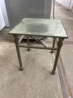 Une table rectangulaire à plateaux en verre transparent, rep… (photo 3)
