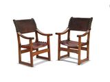 deux chaises en bois avec des assises en cuir marron sur fond blanc