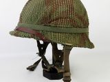 un gros plan d'un casque militaire posé sur un socle
