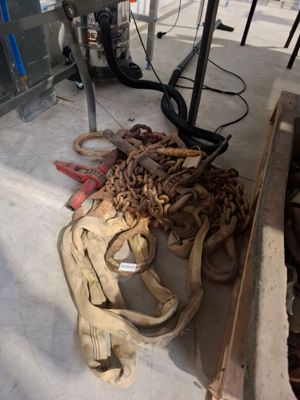 un tas de chaînes par terre, à côté d'une table