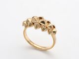 une bague en or surmontée de cinq petites pyramides