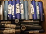 une boîte remplie de rouleaux de tissu bleu et gris